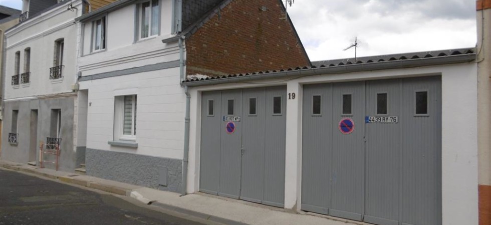 Maison en centre ville: cour et double garage Maison en centre ville: cour et double garage