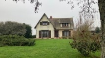 Maison gros volumes avec 1.6 ha de terrain!!