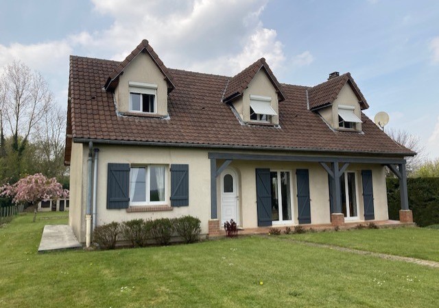 Beau pavillon offrant une vie de plain pied 3 chambres sur sous sol complet Beau pavillon offrant une vie de plain pied 3 chambres sur sous sol complet